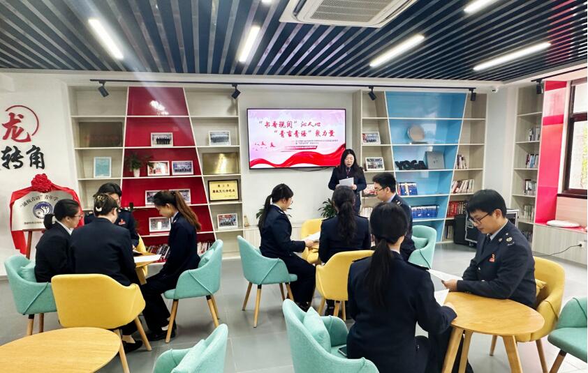 4月23日，南京市稅務局開展“‘書香稅閱’沁人心 ‘青言青語’聚力量”主題活動，青年干部 分享研讀主題教育學習材料的學習體會。