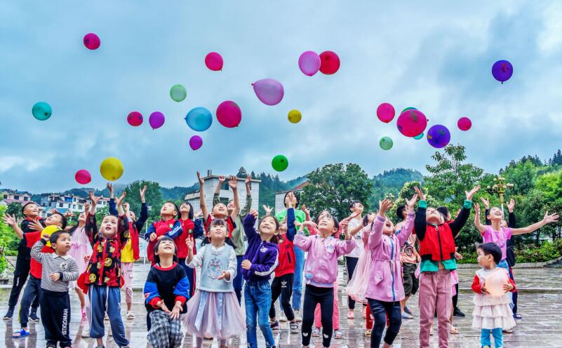 民政部在主題教育中把為民辦實事作為重要內容，著力解決群眾急難愁盼問題，努力把惠民生、暖民心、順民意的工作做到群眾心坎 上。圖為江西省遂川縣在橫嶺“兒童之家”組織開展活動。