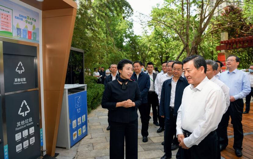 5月23日,作者 (前排右一) 在青島出席全國城市生活垃圾分類工作現場會,調研推進垃圾分 類工作。