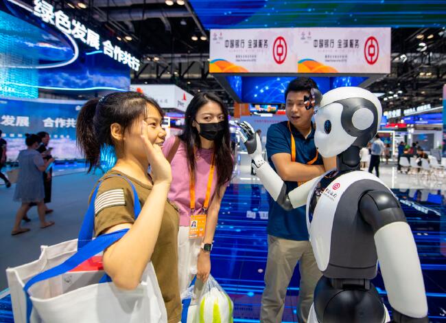 9月5日,在2023年中國國際服務貿易交易會綜合展上,觀眾與智能機器人互動。