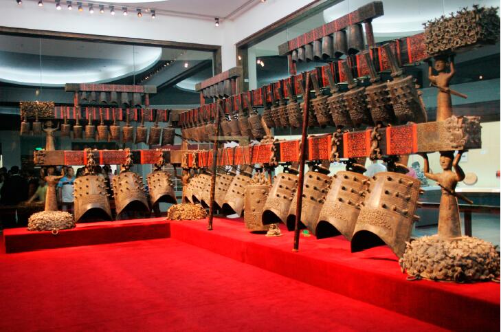 9月5日,在2023年中國國際服務貿易交易會綜合展上,觀眾與智能機器人互動。