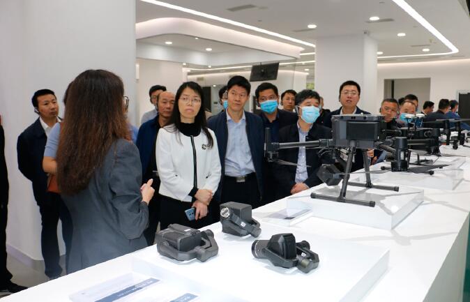 3月30日,揚(yáng)州市級(jí)機(jī)關(guān)工委等4部門聯(lián)合舉辦“強(qiáng)化數(shù)字賦能·發(fā)力產(chǎn)業(yè)科創(chuàng)”培訓(xùn)班,圖為培訓(xùn)班學(xué)員現(xiàn)場(chǎng)調(diào)研大疆創(chuàng)新科技有限公司。