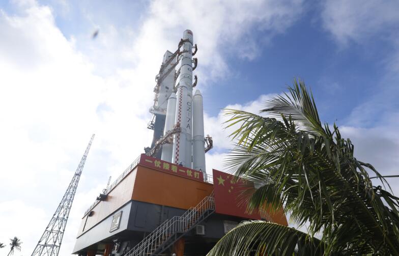 總裝測(cè)試完畢的長(zhǎng)征七號(hào)甲運(yùn)載火箭。