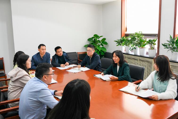 社區處的三位同志 （會議桌右側） 與城市建設司其他同志一起學習交流。