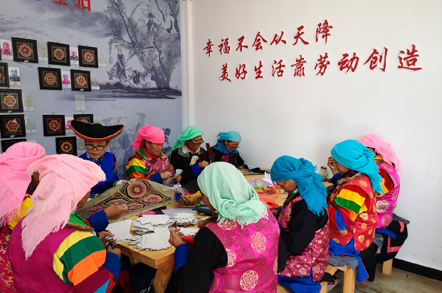 青海互助金盤繡非遺工坊生產場景。