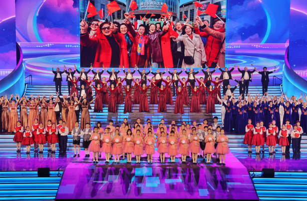 2023年11月26日晚,2023年上海市民文化節(jié)市民合唱大賽暨第九屆“金秋閔行”上海合唱 節(jié)展演在旗忠網(wǎng)球中心盛大開(kāi)幕,20支夢(mèng)想合唱團(tuán)走上夢(mèng)想的舞臺(tái),發(fā)布?jí)粝胄裕c來(lái)自本市 各區(qū)、各條線、各大口的優(yōu)秀市民合唱團(tuán)近5000人同聲高歌。