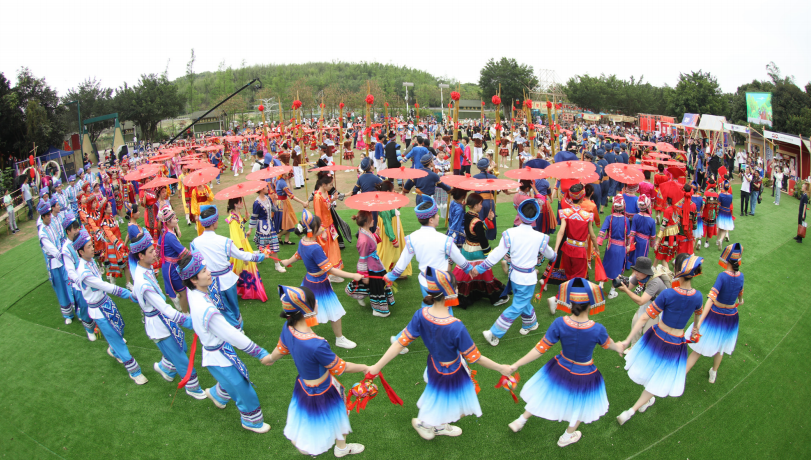 2023年4月21日,以“潮起三月三 奮進(jìn)新時代”為主題的“三月三”系列活動在南寧市青秀山歡樂啟幕。