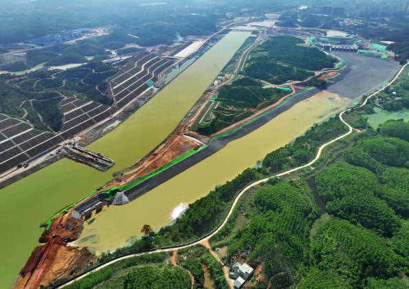 2023年12月31日,西部陸海新通道骨干工程平陸運(yùn)河青年樞紐泄洪閘順利實(shí)現(xiàn) 通水。