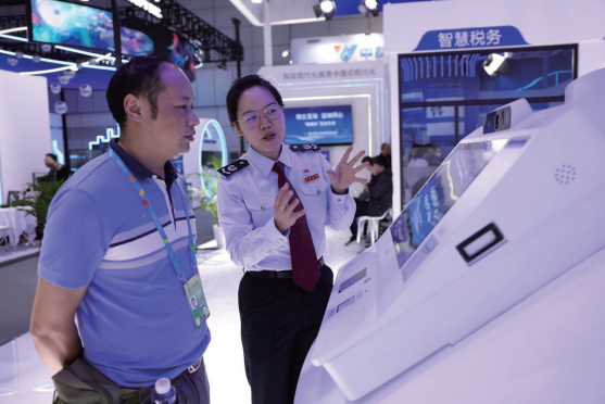 2023年4月26日，福州市臺江區(qū)稅務(wù)干部在第六屆數(shù)字中國建設(shè)成果展覽 會現(xiàn)場向參觀者介紹“閩捷辦”智慧稅務(wù)平臺。