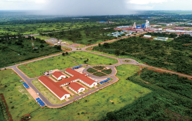 中國有色集團(tuán)勇當(dāng)保障國家戰(zhàn)略資源安全的主力軍，大力實(shí)施海外資源拓展行動(dòng)。圖為中國 有色集團(tuán)所屬企業(yè)中色非礦在贊比亞運(yùn)營的“數(shù)字化標(biāo)桿礦山”謙比希銅礦東南礦體礦區(qū)。