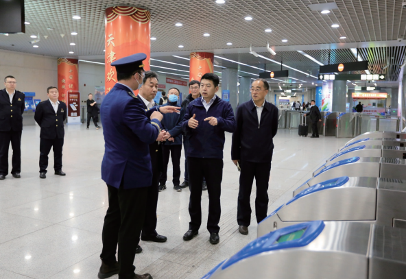 2023年4月12日，作者 （右二） 赴天津站就鐵路和城市軌道交通安檢互認(rèn)情況進(jìn)行調(diào)研。