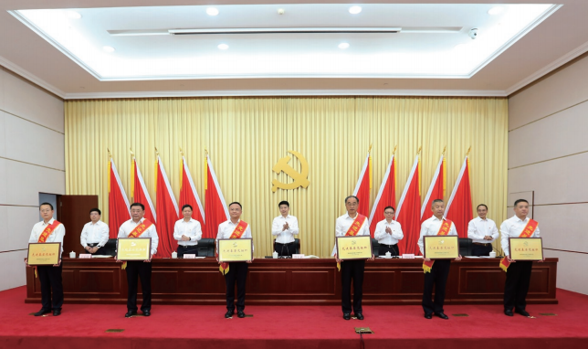 2023年7月3日，國家鐵路局召開表彰大會(huì)，對(duì)工作中涌現(xiàn)出的先進(jìn)集體和優(yōu)秀個(gè)人 進(jìn)行表彰。