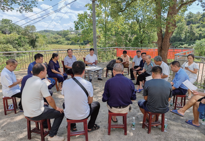 2023年9月,湖南省常寧市委第五巡察組在新河鎮開展常規巡察時,緊緊圍繞群 眾“辦事難、辦證難”問題,推動該鎮為茶山村86戶村民辦理不動產權證書。該鎮召開屋 場懇談會,把不動產權證書送到群眾手中。