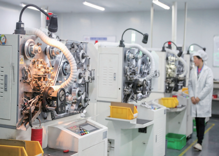 2024年2月29日,四川省華鎣市華鎣山經開區創仕鼎電子廠員工在車間巡護智能設備。