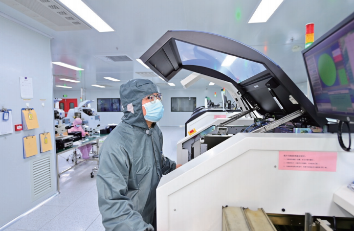 2024年3月21日,在江西省九江市湖口縣海山科技創新試驗區的一家半導體研發生 產企業,技術工人正操作自動化設備進行芯片封裝、測試生產。