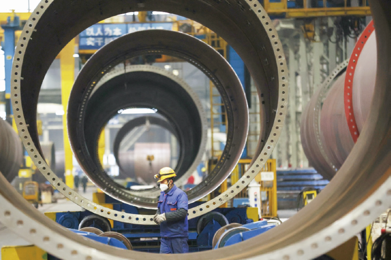 2024年2月29日,江蘇南京一工程裝備制造企業,工人在生產線上忙碌工作。