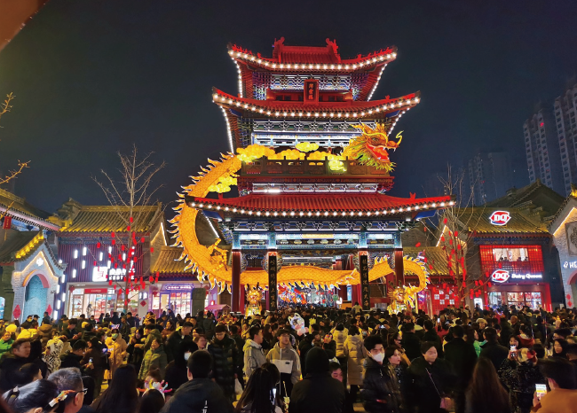 2024年2月24日,甘肅省蘭州市蘭州老街以非遺花燈領銜的龍年燈會璀璨奪目,吸引眾多市 民和游客前來打卡。