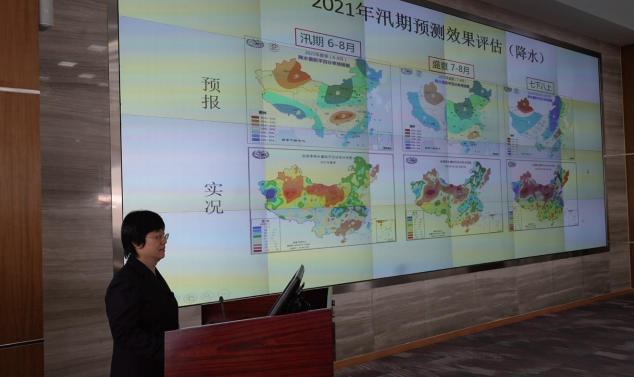 陳麗娟在會商中作氣候預測總結報告。