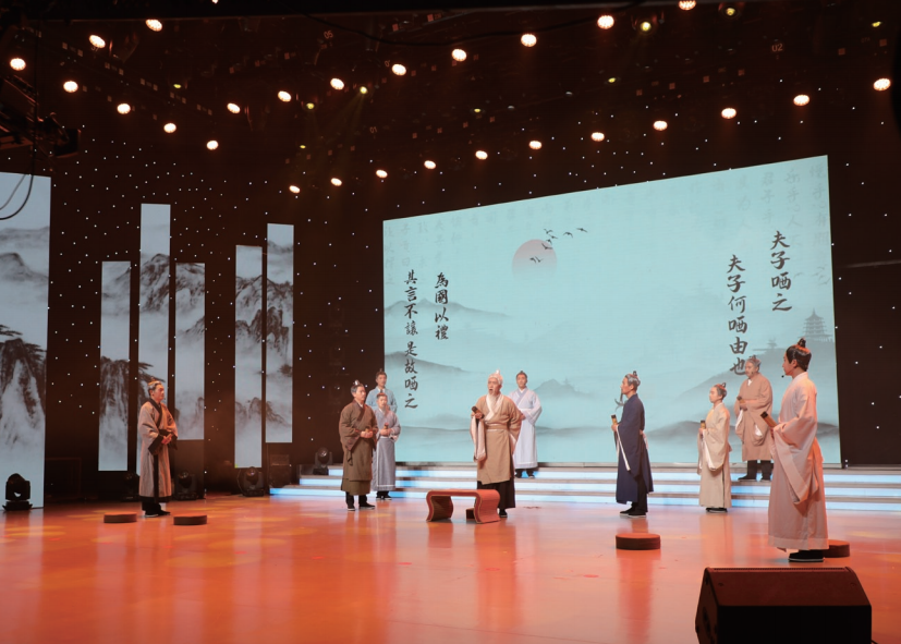 2023年9月至12月，濟寧市紀委監委機關、市委宣傳部、市委市直機關工委聯合開展全 市機關“學國學、誦經典、育品格”傳承發展中華優秀傳統文化系列活動，共4類15項。圖為經 典誦讀活動展演現場。