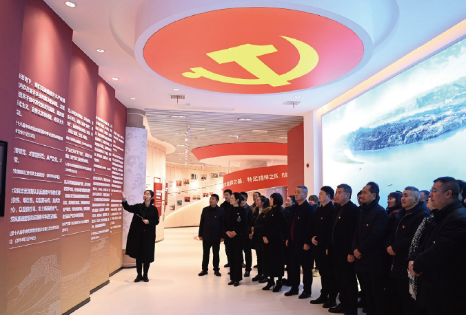 2024年1月22日,四川省南充市蓬安縣紀委監委清風驛站內,來自教育系統的 黨員干部正在接受節前黨風廉政教育。