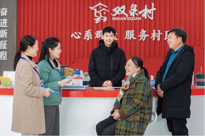 2023年1月10日,湖北省宜昌市夷陵區紀委監委干部在雙泉村走訪群眾。