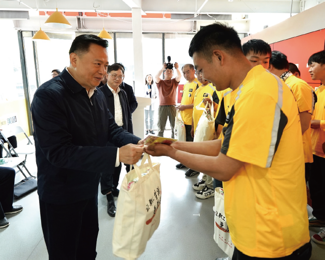 2024年4月25日，作者（ 左一） 帶隊前往美團騎手黨群服務中心調研，看望慰問新就業形態 勞動者。