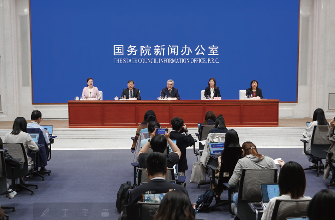 2024年4月18日,作者( 中) 在國新辦舉行的新聞發布會上介紹2024年一季度金融運行和外匯 收支情況。