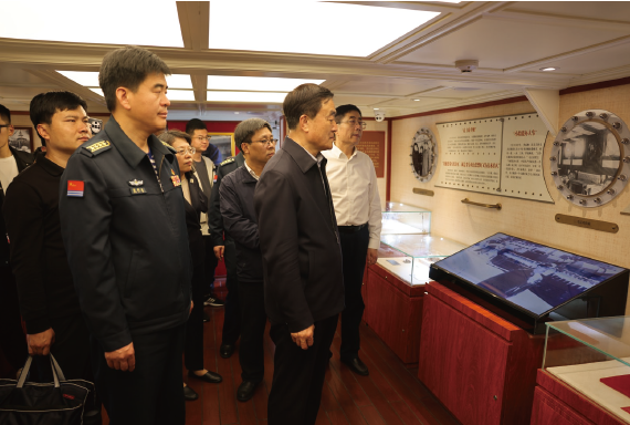 2024年5月12日，作者（ 中） 帶領(lǐng)中央黨史和文獻(xiàn)研究院干部一行調(diào)研海軍博物館。
