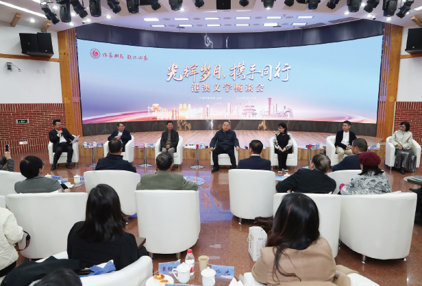 中國作協(xié)邀請港澳作家“回家”，舉辦“光輝歲月，攜手同行”港澳文學暢談會。