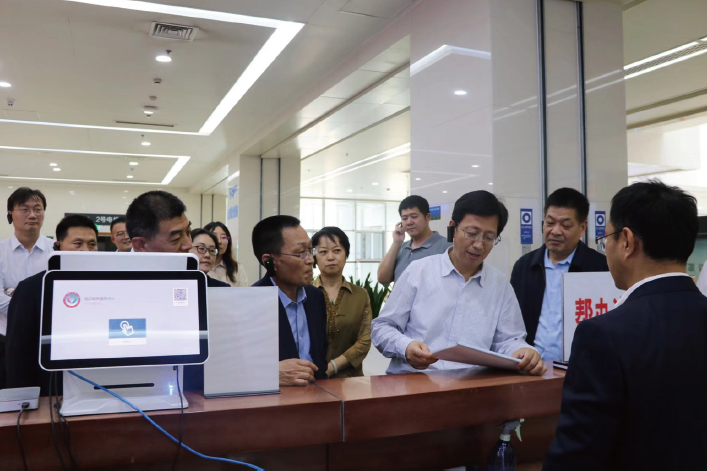 2024年4月22日，作者 （右三） 帶隊赴山東省臨沂市不動產(chǎn)登記交易中心調(diào)研。