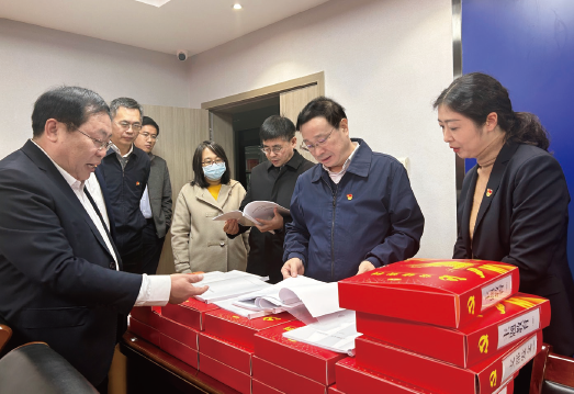 2023年11月14日,作者( 右二) 調研國家統計局調查隊系統黨建工作。