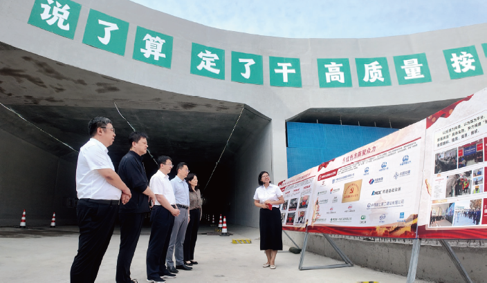 2024年7月15日，青島市委常委、秘書長、市委市直機關工委書記常紅軍（ 左三） 帶隊開展專題調研。