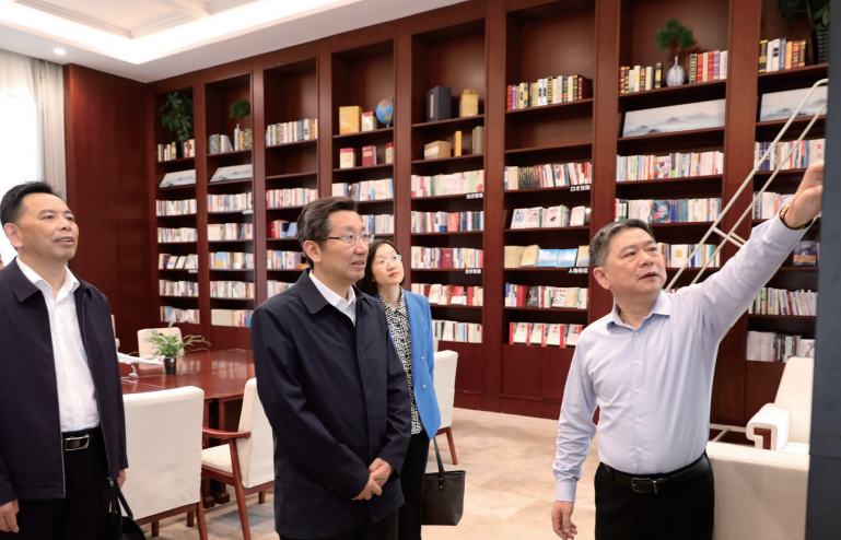 2023年5月16日至17日，作者 （中） 帶隊赴鄂州市調研指導機關黨建工作。