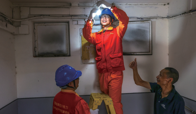 國家電網四川電力成都高新連心橋黨員服務隊排查老舊小區供電隱患并更換小區樓道節能燈，獲市民點贊。