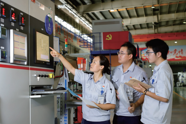  航發科技黎紅英“鑄心”勞模創新工作室承擔著先進航空發動機零部件表面噴涂工 藝創新攻關重任，圖為團隊成員在生產現場跟蹤大氣等離子噴涂工藝改進創新。