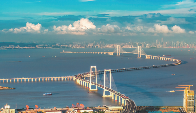 2024年6月30日通車的深中通道，是世界級“橋、島、隧、水下互通”跨海集群工程，也是構(gòu)建粵港澳大灣區(qū)綜合交通運(yùn)輸體系的核心交 通樞紐工程。