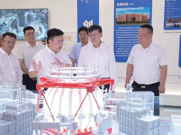 2024年8月2日，作為學習貫徹黨的二十屆三中全會精神中央宣講團成 員，作者 （右二） 來到中核集團核工業西南物理研究院，向科研人員和基層黨 員干部宣講黨的二十屆三中全會精神，與大家交流互動。