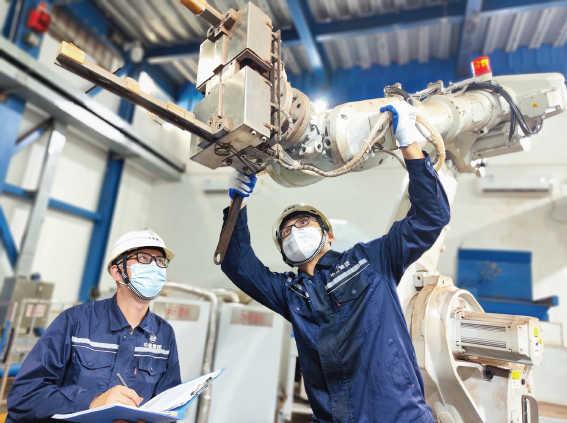 中國中檢工作人員對港口自動化取制樣系統(tǒng)進(jìn)行日常維護(hù)和保養(yǎng)。