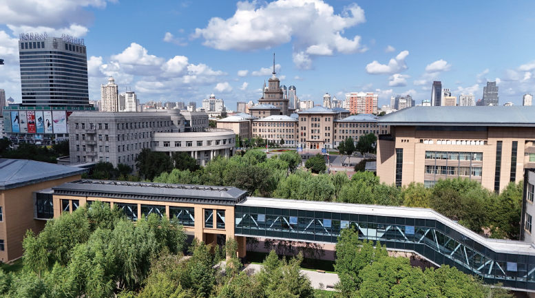 2024年8月,哈工大第四期暖廊全線貫通,累計建成室內(nèi)暖廊通道4.19公里。圖為校園暖 廊一角。