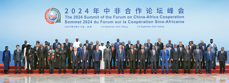 2024年9月5日上午，國(guó)家主席習(xí)近平在北京人民大會(huì)堂出席中非合作論壇北京峰會(huì)開幕式并發(fā)表主旨講話。這是開幕式前，習(xí)近平同出席峰會(huì)的外方領(lǐng)導(dǎo)人集體合影。 新華社記者 饒愛民/攝