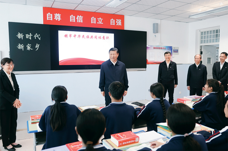 2024年6月18日至19日，中共中央總書記、國(guó)家主席、中央軍委主席習(xí)近平在青?？疾?。這是18日下午，習(xí)近平在果洛西寧民族中學(xué)高一（1）班觀摩“新時(shí)代、新家鄉(xiāng)”主題思政課。 新華社記者 鞠鵬/攝