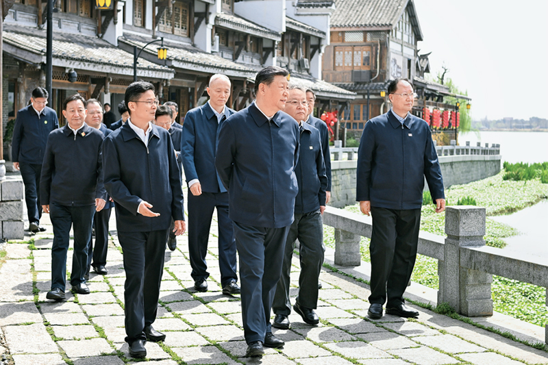 2024年3月18日至21日，中共中央總書記、國(guó)家主席、中央軍委主席習(xí)近平在湖南考察。這是19日上午，習(xí)近平在常德河街考察。 新華社記者 謝環(huán)馳/攝
