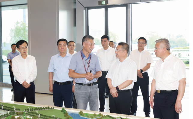 2024年7月25日，作者（ 前排右二） 圍繞稅務(wù)系統(tǒng)貫徹落實黨的二十屆三中全會精神，帶 隊到浙江省杭州市、紹興市、海寧市等地，深入企業(yè)、基層調(diào)研座談。