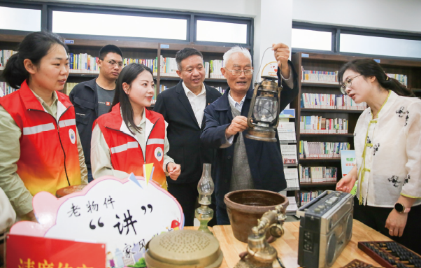 2024年5月13日，江蘇省如皋市如城街道顧莊社區書屋內，老黨員結合老物件向黨員 群眾講述清廉家風故事。