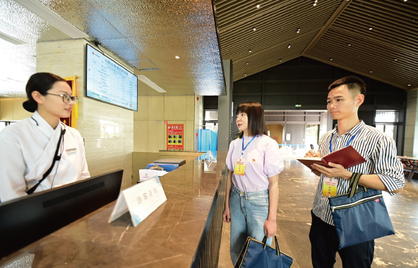 2024年4月29日，江西省贛州市章貢區紀檢監察干部在轄區景區了解公款旅游消費 相關情況。