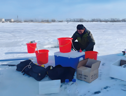 2023年2月19日，監測總站采樣人員在黑龍江省佳木斯市開 展地表水采樣工作。