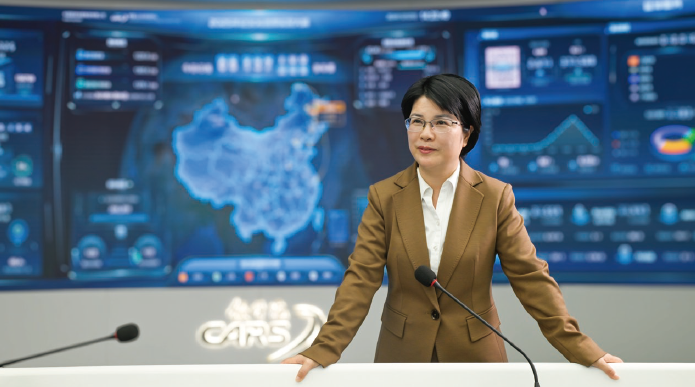 2024年12月23日,單杏花在鐵路12306監控大廳作業務講解。