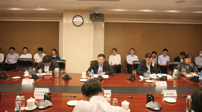 2024年4月18日，國家開發銀行辦公室（黨委辦公室）黨支部組織黨員干部開 展集體學習。