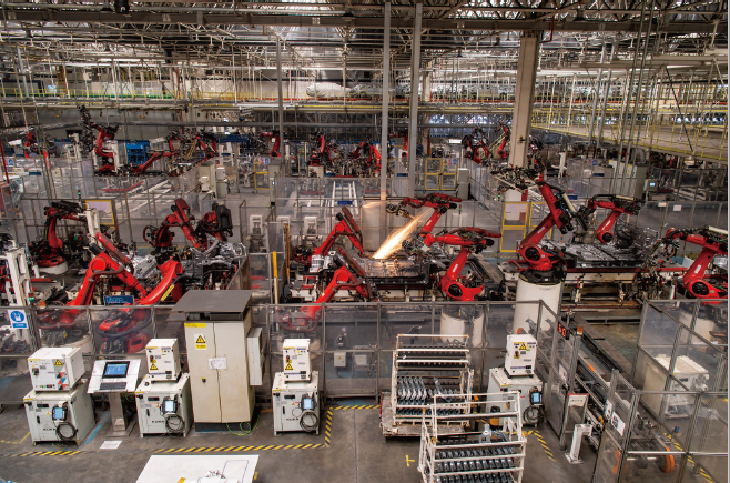 2025年1月3日，浙江省金華市新能源汽車小鎮的工廠車間 里，智能化生產線繁忙有序運轉。