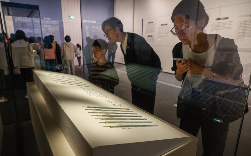 2024年4月30日,“惠此簡書—睡虎地秦墓出土簡牘”展覽在湖北省博物 館開展。